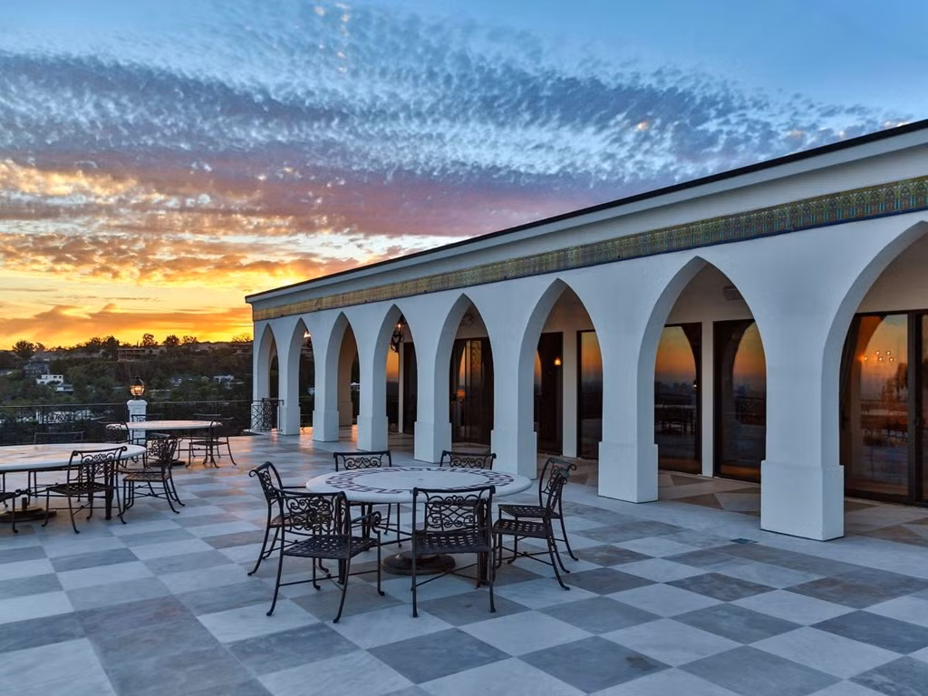 Sân ngoài trời rộng rãi đủ chỗ để tổ chức những bữa tiệc đông người.