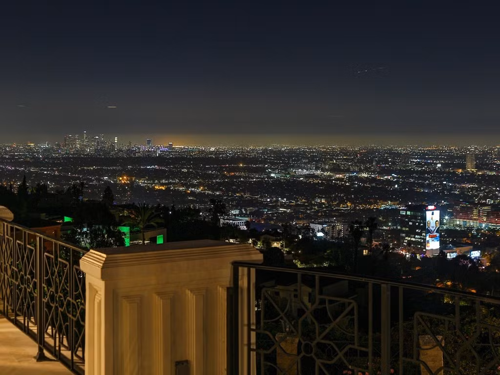 Từ ban công, chủ nhân căn biệt thự đắt giá có thể nhìn thấy gần như trọn vẹn thành phố Los Angeles.