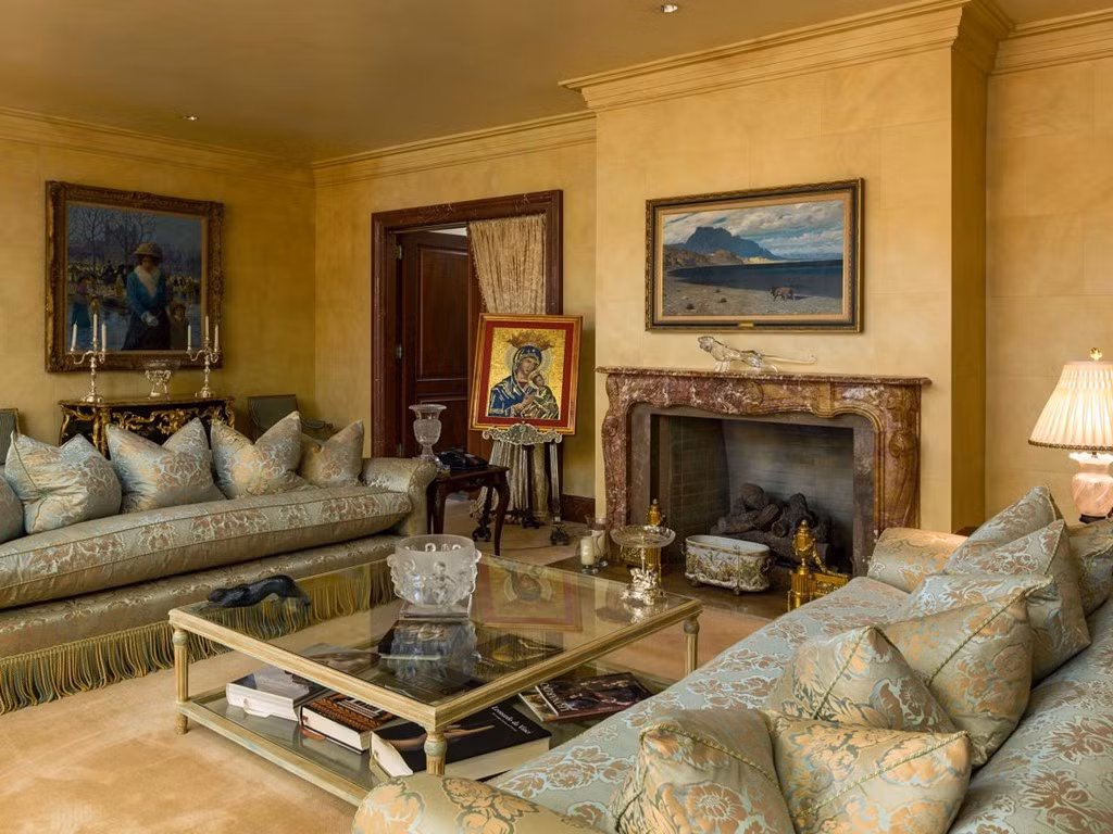 Biệt thự còn có riêng một phòng thưởng thức tranh để chủ nhân trưng bày bộ sưu tầm tranh quý.