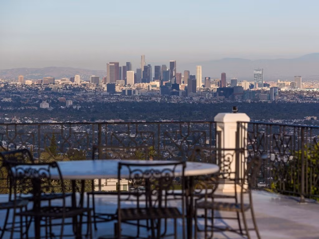 Hiện đây là một trong những căn biệt thự đắt giá nhất tại Beverly Hills, khu vực vốn đã thuộc vào hàng đắt đỏ nhất nước Mỹ.