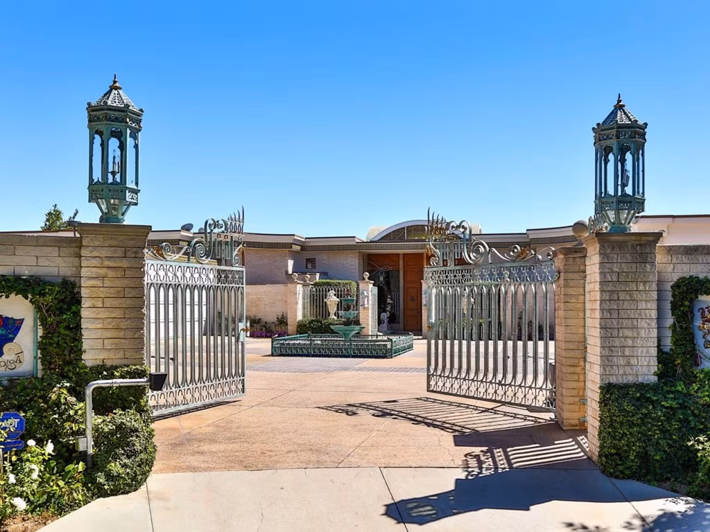 Sân trước của biệt thự đủ chỗ để đỗ 20 chiếc xe hơi, rất thích hợp cho những buổi tiệc đông khách của chủ nhà.