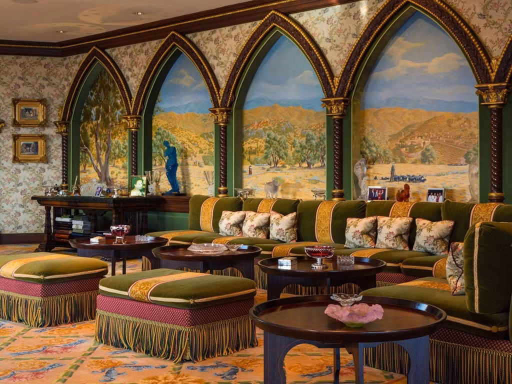 Biệt thự sở hữu 7 phòng ngủ, mang kiến trúc Islam cổ với những đường nét họa tiết lặp lại, những cổng vòm cong điển hình.