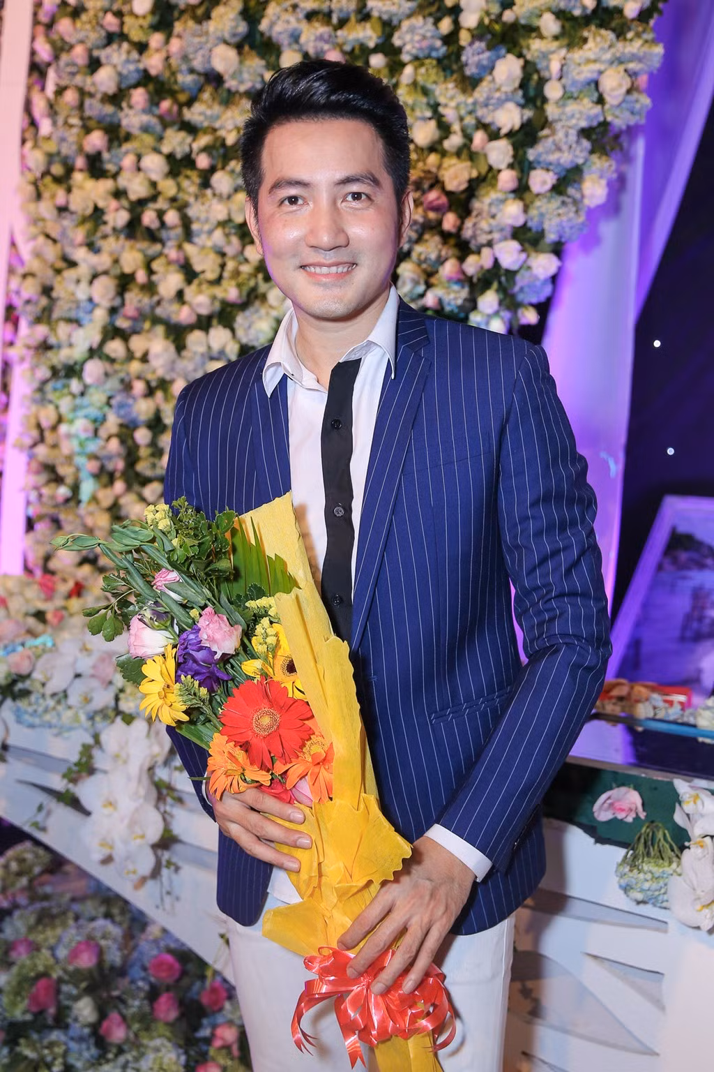 Nguyễn Phi Hùng bảnh bao trong bộ vest tông trắng xanh. Cũng như các đồng nghiệp, anh lên sân khấu trình bày một số ca khúc góp vui.