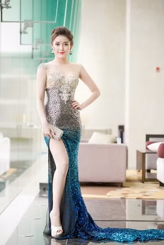 Á hậu Huyền My từng gây ấn tượng với chiếc của thương hiệu Joli Poli được làm bằng chất liệu sequin xuyên thấu cầu kỳ, đặc biệt là những chi tiết đính đá và kim loại quý trên ngực váy khiến cho tổng giá trị của bộ đầm lên tới 230 triệu đồng. Ảnh ĐSPL.