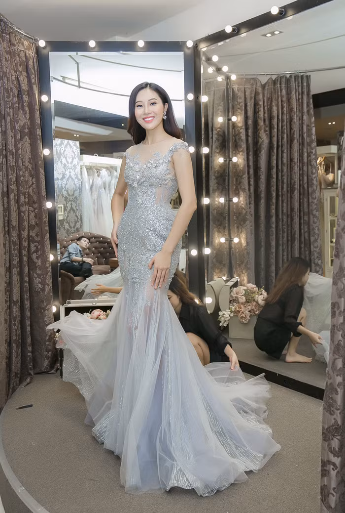 Ngọt ngào, quyến rũ, kiêu sa... là những tiêu chí lựa chọn váy dạ hội được Diệu Ngọc hướng đến để chuẩn bị cho cuộc thi Hoa hậu thế giới 2016 sắp diễn ra. Mới đây, Diệu Ngọc đã thử những thiết kế dạ hội mà cô sẽ mang đến cuộc thi sắc đẹp này.