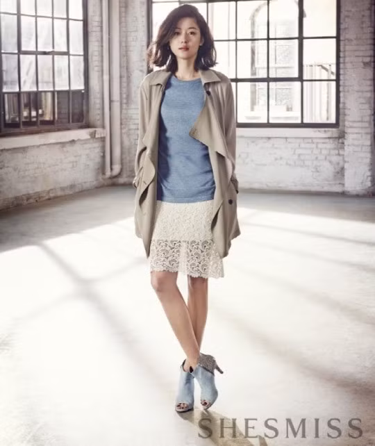 Cô luôn chọn gam màu sáng cho phong cách đơn giản, thanh lịch.