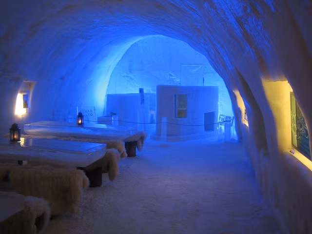 Lâu đài băng Kemi, Phần Lan nổi tiếng là lâu đài băng lớn nhất thế giới, bao gồm cả một nhà thờ, một nhà hàng và một khách sạn. Tòa tháp cao nhất ở đây cao 20 m còn tường thành dài 1.000 m. Các bức phù điêu bằng băng tuyết được thắp sáng bằng vô số ánh đèn rực rỡ, hấp dẫn các cặp đôi lãng mạn và cả gia đình có con nhỏ. Nguồn ảnh: Afktravel.