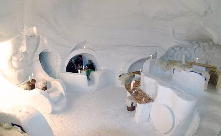 Ẩn mình trong dãy núi Pyrenees và chỉ có hai giờ đi xe từ thành phố Barcelona, khách sạn băng tuyết nổi tiếng Iglu-Dorf Gstaad, Thụy Sĩ rất hút khách du lịch, đặc biệt là các đôi đang yêu nhau. Khách sạn sở hữu phòng tắm bằng nước ấm trong băng. Nơi đây hứa hẹn sẽ mang đến giây phút thư giãn lãng mạn cho du khách sau một ngày trượt tuyết đầy mệt mỏi.