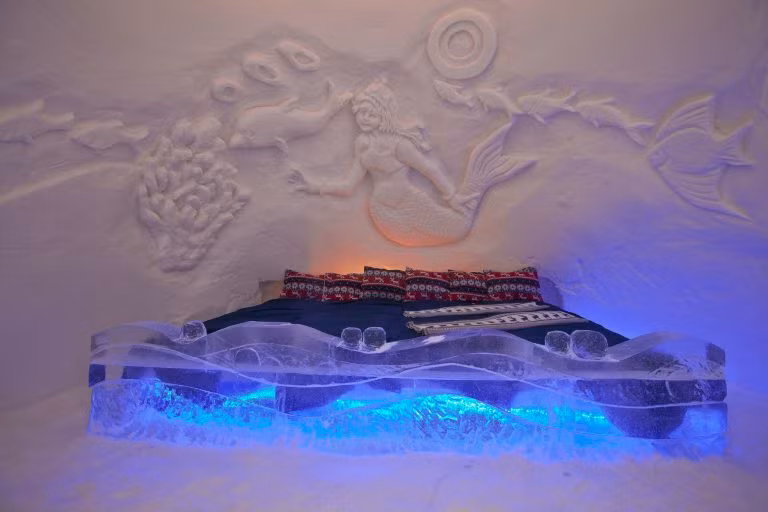 Khách sạn tuyết Kirkenes, Na Uy: Các kỹ sư xây dựng đã sử dụng loại nguyên liệu đặc biệt để tạo nên khách sạn này. Mỗi phòng ngủ ở đây cũng rất khác biệt với những bức tường khắc nghệ thuật rất đẹp nhưng vẫn đảm bảo ấm áp, thoải mái cho người ở.