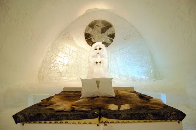 Icehotel - Kiruna, Thụy Điển: Bên trong khách sạn là mỗi phòng riêng biệt được khắc nghệ thuật và hệ thống mái vòm giống như quả địa cầu rất độc đáo.