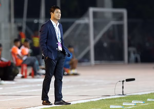 Thời trang sân bóng của HLV Hữu Thắng khá đơn giản nhưng không kém phần thu hút. Những bộ vest sang trọng là trang phục được ông diện nhiều nhất mỗi khi ra sân cỏ, mạng lại cho ông vẻ đẹp lịch lãm. Theo sát đội tuyển Việt Nam trong trận đấu với đội tuyển Myanmar vừa diễn ra tại AF, HLV Hữu Thắng lịch lãm trong bộ đồ quần âu, áo sơ mi trắng và vest xanh. Ảnh: Ngôi sao.