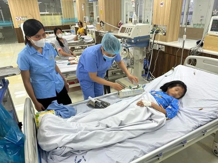 3 me con bi dan ong tu khach san bay ra dot kinh hoang-Hinh-3