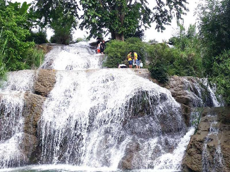 Một số bản làng gần đó cũng có các homestay nhà sàn của người Mường – nơi du khách có thể nghỉ chân, ăn cơm bản với những món đặc sản như cơm lam, cá suối nướng, rau rừng chấm muối lạc hay gà đồi thơm lừng. Trải nghiệm ngủ lại giữa núi rừng, nghe tiếng côn trùng râm ran và thức dậy giữa không khí trong lành là điều không thể bỏ lỡ. Ảnh luhanhVietNam