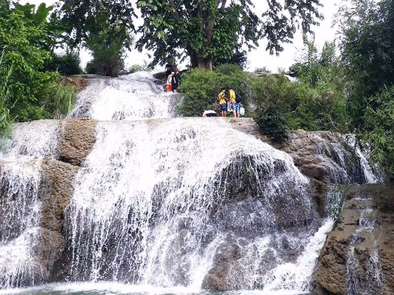 Một số bản làng gần đó cũng có các homestay nhà sàn của người Mường – nơi du khách có thể nghỉ chân, ăn cơm bản với những món đặc sản như cơm lam, cá suối nướng, rau rừng chấm muối lạc hay gà đồi thơm lừng. Trải nghiệm ngủ lại giữa núi rừng, nghe tiếng côn trùng râm ran và thức dậy giữa không khí trong lành là điều không thể bỏ lỡ. Ảnh luhanhVietNam