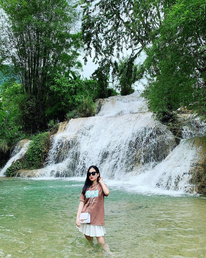 Thời điểm lý tưởng nhất để du lịch thác Trăng là từ tháng 4 đến tháng 9, khi thời tiết bước vào mùa hè và dòng thác chảy mạnh, trong xanh. Những tháng đầu hè (tháng 4 – 5) nước trong và mát, ít mưa, đường đi khô ráo. Vào tháng 6 – 8, tuy là mùa cao điểm du lịch, nhưng không khí trên thác vẫn giữ được sự mát mẻ, dễ chịu hơn hẳn so với vùng đồng bằng. Ảnh dulichluhanh