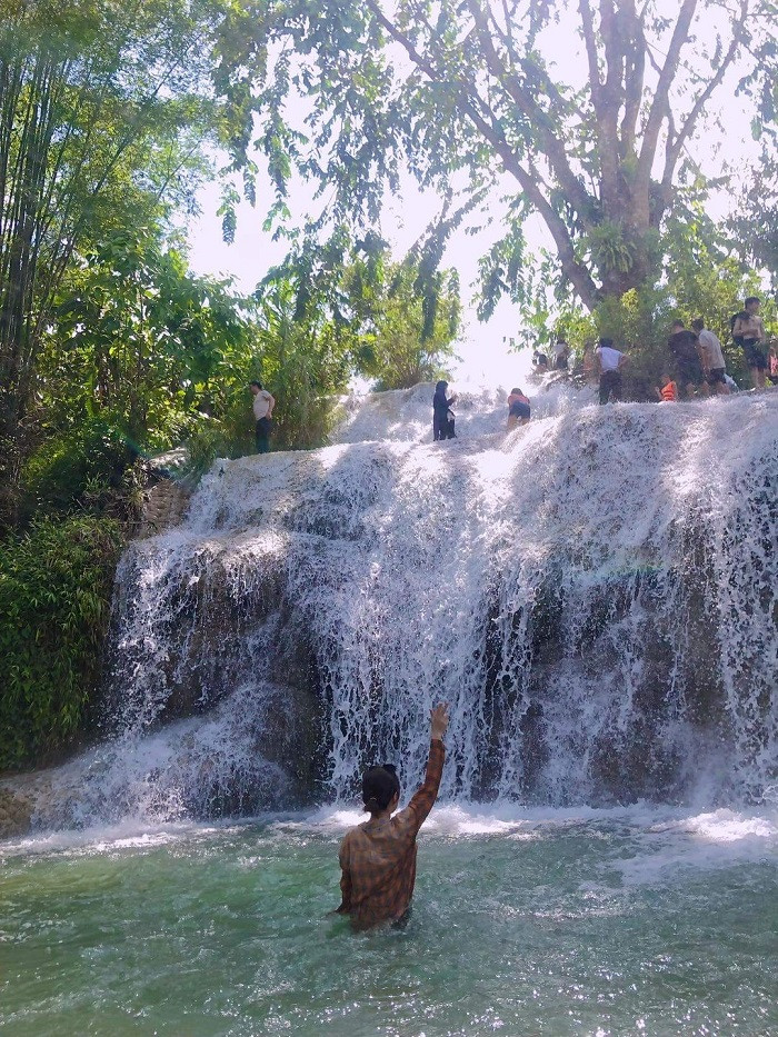 Tuy nhiên, bạn nên tránh đi vào những ngày mưa lớn vì đường trơn trượt, nước chảy mạnh sẽ không an toàn cho việc tắm thác. Ảnh dulichluahanh