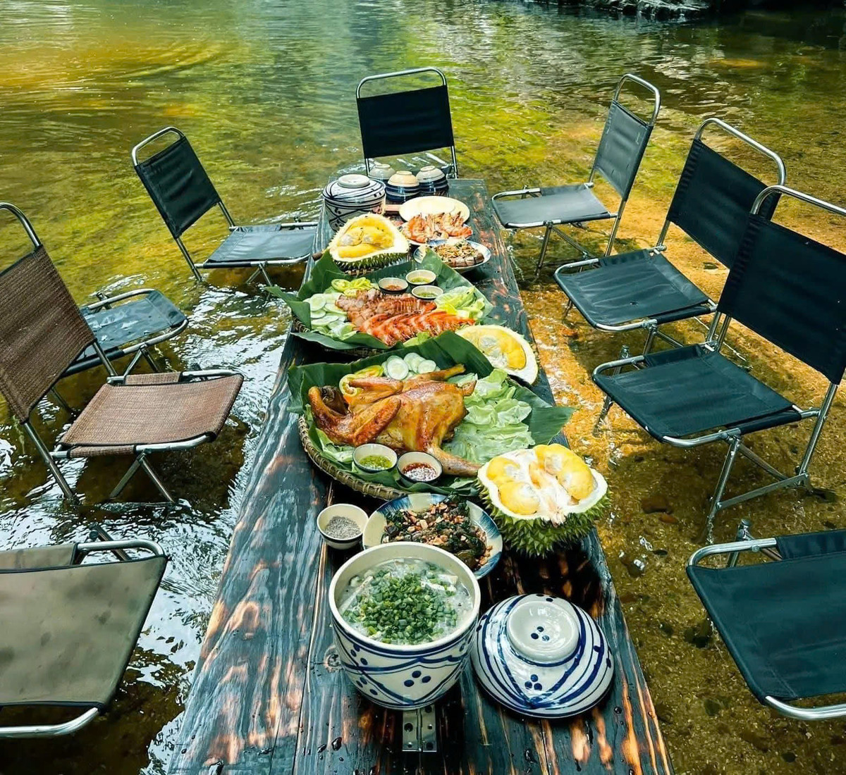 Nhiều du khách mang theo đồ ăn nhẹ, trải bạt picnic dưới tán cây râm mát, cùng nhau tận hưởng một ngày hè thật chậm rãi, yên bình. Ảnh Thắm Vy