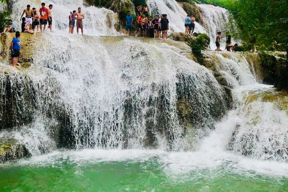 Giữa những ngày hè oi ả, được đắm mình trong làn nước mát lạnh của thác Trăng, lắng nghe bản nhạc của núi rừng và thưởng thức những đặc sản dân dã vùng cao, du khách sẽ thấy mọi áp lực, mỏi mệt như tan biến. Một chuyến đi ngắn từ thủ đô, nhưng lại là hành trình trở về với thiên nhiên, với những giá trị bình yên và nguyên bản nhất trong tâm hồn mỗi người. Ảnh Mai Mai