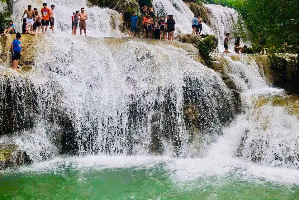 Giữa những ngày hè oi ả, được đắm mình trong làn nước mát lạnh của thác Trăng, lắng nghe bản nhạc của núi rừng và thưởng thức những đặc sản dân dã vùng cao, du khách sẽ thấy mọi áp lực, mỏi mệt như tan biến. Một chuyến đi ngắn từ thủ đô, nhưng lại là hành trình trở về với thiên nhiên, với những giá trị bình yên và nguyên bản nhất trong tâm hồn mỗi người. Ảnh Mai Mai