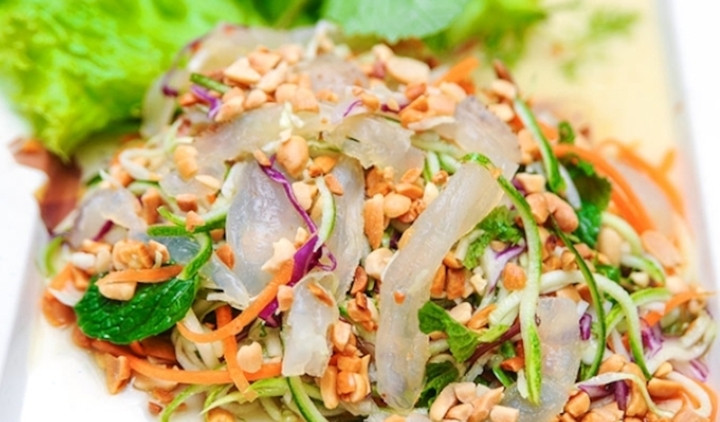 Gỏi cá đục thường ăn kèm với rau sống các loại như lá đinh lăng, lá sung, húng quế, rau mùi… và không thể thiếu bánh tráng nướng giòn rụm. Ảnh dulichluhanh