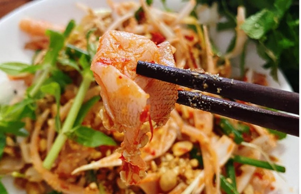 Mỗi cuốn gỏi là sự kết hợp hài hòa giữa vị ngọt của cá, vị chát nhẹ của rau, vị giòn của bánh tráng và sự đậm đà của nước chấm – tất cả cùng tạo nên bản giao hưởng vị giác khó quên. Ảnh dulichvietnam