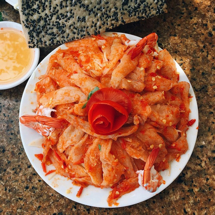 Điểm đặc biệt của gỏi cá đục Hà Tĩnh không chỉ nằm ở hương vị tươi ngon, mà còn ở cách ăn độc đáo và nước chấm đặc trưng. Ảnh dulichluhanh