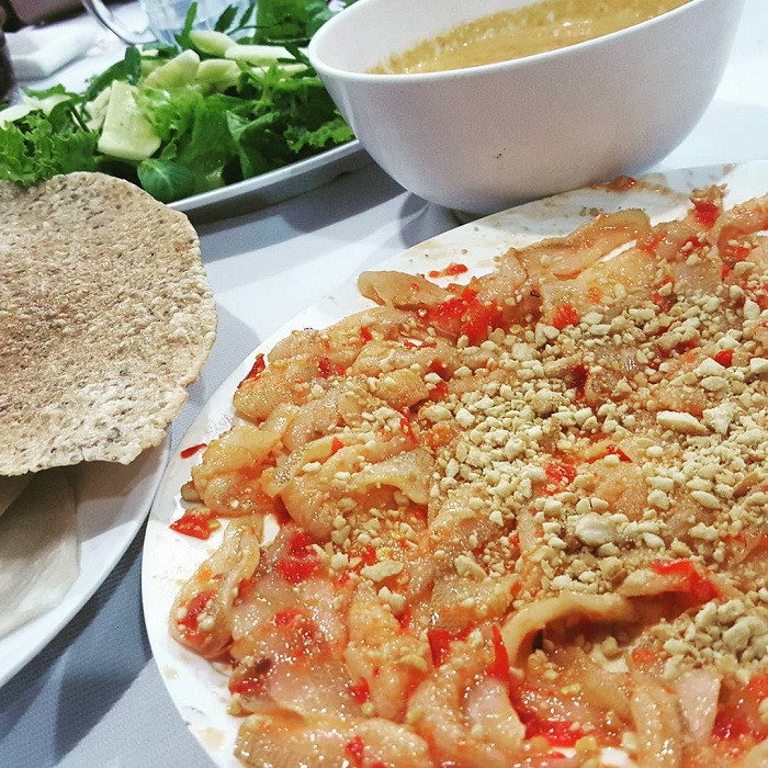 Ngoài ra khi đến Hà Tĩnh bạn cũng có thể thưởng thức nhiều món ngon khác như Cam Hương Sơn, Hồng ngâm Thạch Hà, bánh gai Đức Thọ, ram bánh mướt,… hay các loại hải sản tươi ngon khác. Ảnh dulichvietnam