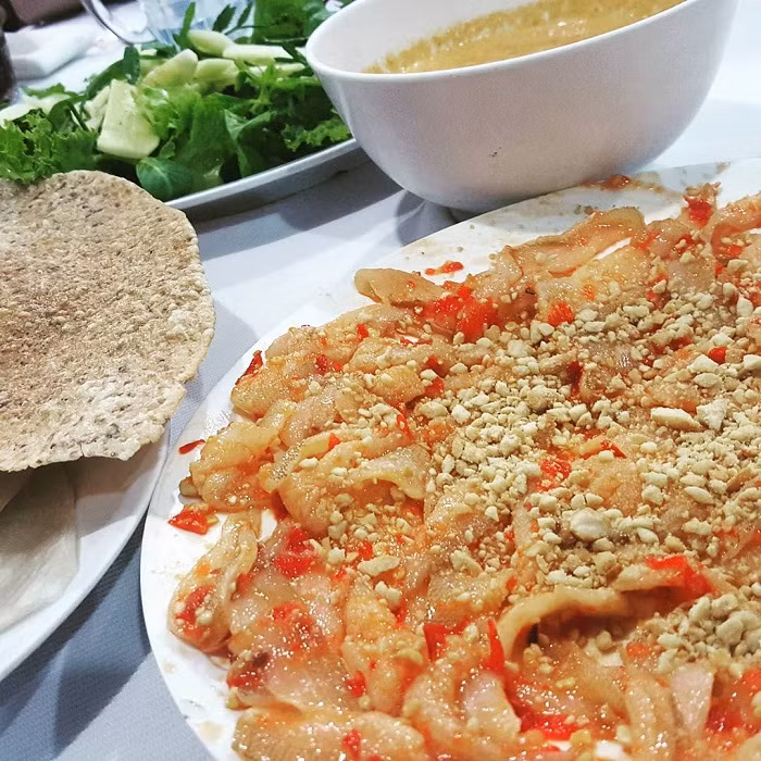 Ngoài ra khi đến Hà Tĩnh bạn cũng có thể thưởng thức nhiều món ngon khác như Cam Hương Sơn, Hồng ngâm Thạch Hà, bánh gai Đức Thọ, ram bánh mướt,… hay các loại hải sản tươi ngon khác. Ảnh dulichvietnam