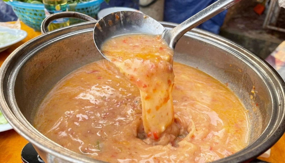 Nước chấm được pha từ gan lợn, đậu phộng xay nhuyễn, nêm nếm thêm nước mắm nhĩ, đường, ớt và hành phi, tạo nên một thứ nước chấm béo, bùi, thơm lừng. Ảnh VinWonder