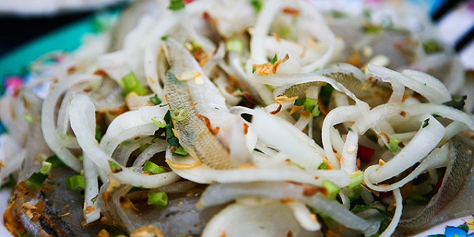 Mỗi lần thưởng thức gỏi cá đục là mỗi lần cảm nhận được sự tinh tế, mộc mạc và gần gũi của ẩm thực miền Trung.