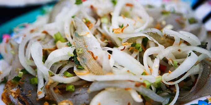 Mỗi lần thưởng thức gỏi cá đục là mỗi lần cảm nhận được sự tinh tế, mộc mạc và gần gũi của ẩm thực miền Trung.