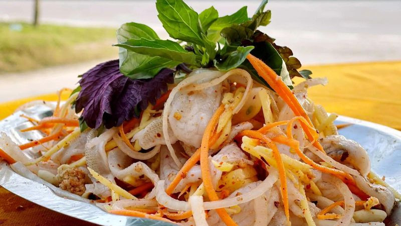 Cá đục sau khi được làm sạch sẽ được lọc lấy thịt, thái lát mỏng theo thớ để giữ được độ dai và ngọt tự nhiên. Phần thịt cá sau đó được trộn với thính gạo rang, chút muối, đường, tỏi, ớt, gừng và đặc biệt là nước cốt chanh – tạo nên vị chua dịu hấp dẫn. Ảnh dulichluhanh