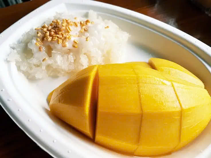 Không chỉ là món ăn đường phố nổi tiếng, xôi xoài còn là biểu tượng của tình yêu ẩm thực Thái Lan. Món ăn này thể hiện sự sáng tạo của người Thái trong việc kết hợp các nguyên liệu tự nhiên, đơn giản nhưng đầy sự tinh tế.