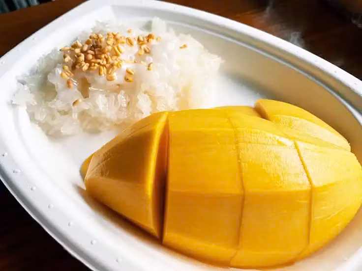 Không chỉ là món ăn đường phố nổi tiếng, xôi xoài còn là biểu tượng của tình yêu ẩm thực Thái Lan. Món ăn này thể hiện sự sáng tạo của người Thái trong việc kết hợp các nguyên liệu tự nhiên, đơn giản nhưng đầy sự tinh tế.