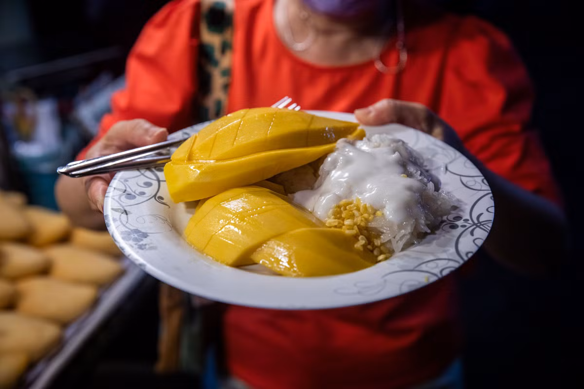 Điều đầu tiên khiến xôi xoài trở nên đặc biệt chính là sự kết hợp độc đáo giữa xoài chín mềm mát và xôi nếp dẻo thơm. Ảnh dulich