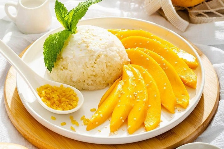 Dù là người dân địa phương hay du khách, xôi xoài luôn là món ăn không thể thiếu trong bữa ăn mùa hè. Xôi xoài không chỉ được thưởng thức vào bữa tráng miệng mà còn có thể là một món ăn nhẹ giữa ngày. Chính vì vậy, món ăn này là một phần không thể thiếu trong cuộc sống hàng ngày của người Thái.