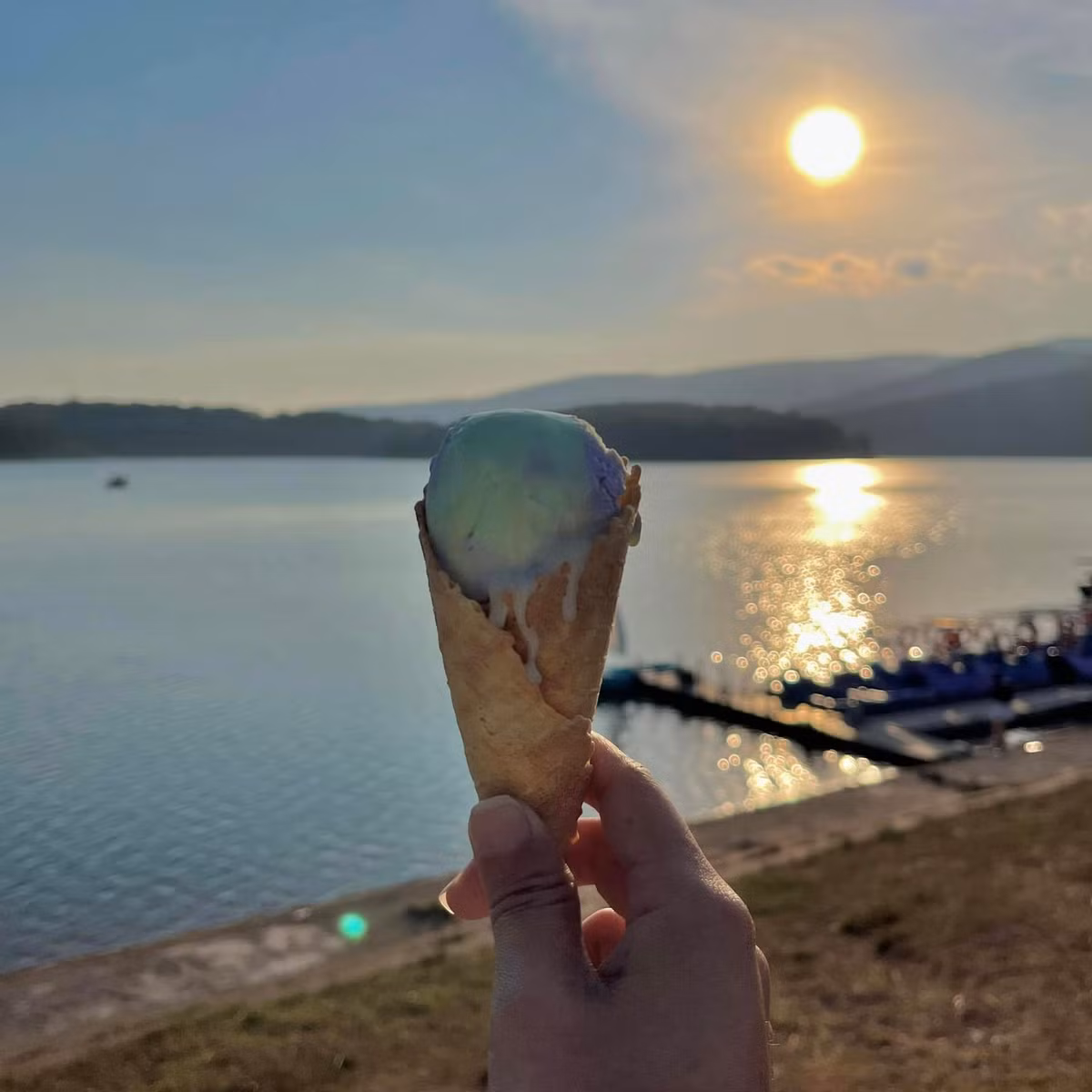 Sáng sớm, du khách có thể thuê thuyền sup, chèo nhẹ trên hồ, tận hưởng không gian vắng lặng, chỉ còn lại âm thanh của gió và thiên nhiên. Đây cũng là nơi lý tưởng để dừng chân, thưởng thức tách cà phê nóng, ngắm nhìn vẻ đẹp kỳ vĩ của Đà Lạt. Ảnh RiviuDaLat