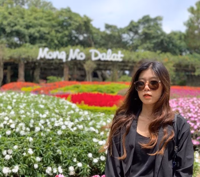 Đồi Mộng Mơ cũng là nơi du khách có thể dạo chơi giữa những khu vườn hoa hoặc ngồi lại, thả hồn theo những làn gió mát lạnh, tận hưởng sự tĩnh lặng tuyệt đối. Ảnh Bazan Travel