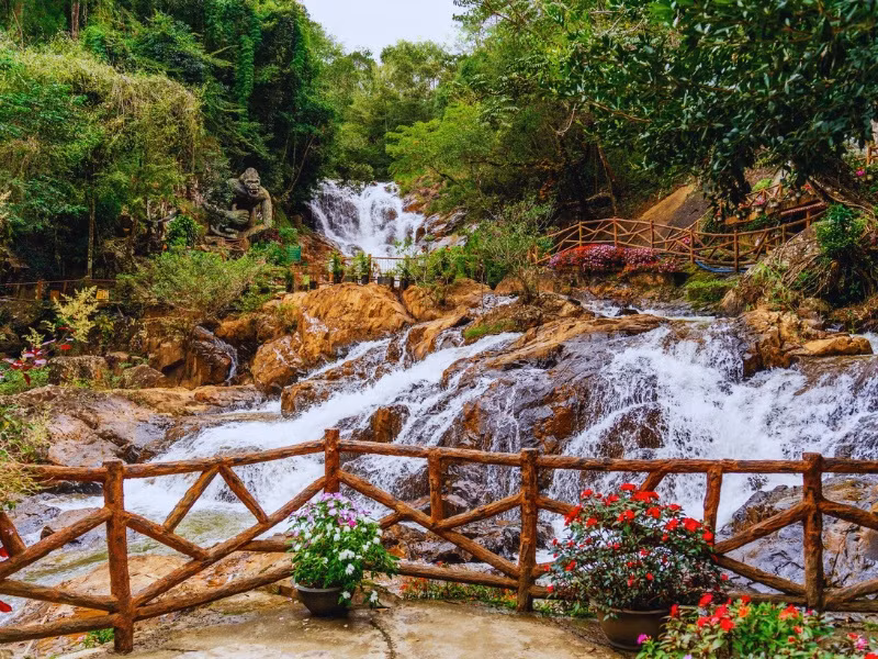 Thác Datanla, nằm cách trung tâm Đà Lạt khoảng 10 km, không chỉ nổi bật với vẻ đẹp hoang sơ mà còn mang đến một không gian thư giãn tuyệt vời. Ảnh AgoTourist
