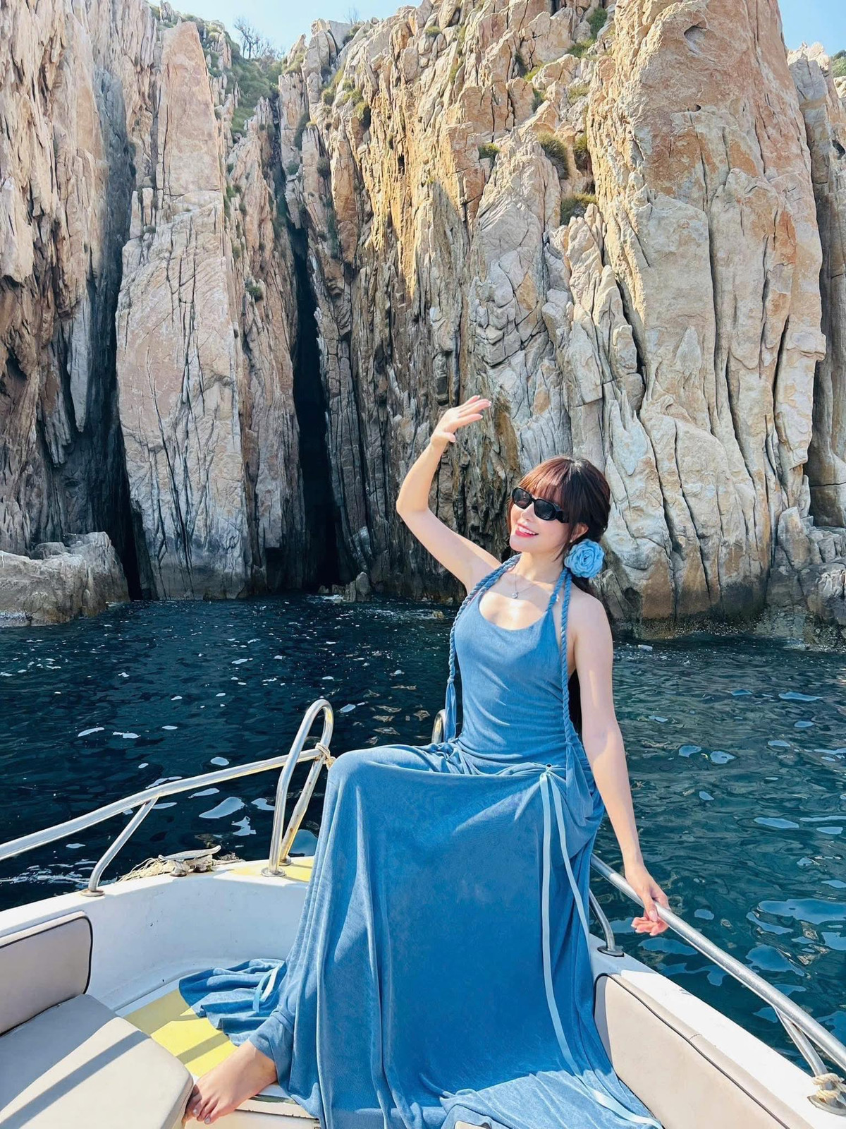 Ngoài việc chiêm ngưỡng vẻ đẹp thiên nhiên hùng vĩ, Bãi Đá Vách còn là nơi lý tưởng cho các hoạt động du lịch khám phá. Du khách có thể tham gia các hoạt động như lặn biển, bơi lội hoặc cắm trại để hòa mình vào không gian yên tĩnh và tận hưởng vẻ đẹp hoang sơ của vùng biển này. Ảnh dulichluhanh