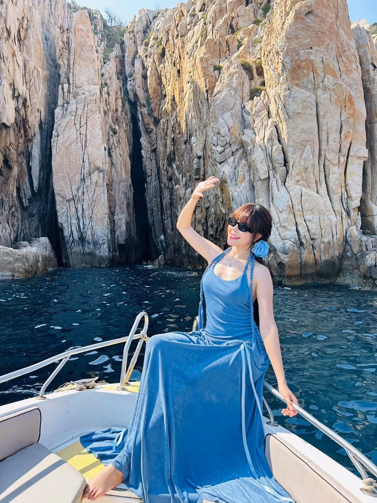 Ngoài việc chiêm ngưỡng vẻ đẹp thiên nhiên hùng vĩ, Bãi Đá Vách còn là nơi lý tưởng cho các hoạt động du lịch khám phá. Du khách có thể tham gia các hoạt động như lặn biển, bơi lội hoặc cắm trại để hòa mình vào không gian yên tĩnh và tận hưởng vẻ đẹp hoang sơ của vùng biển này. Ảnh dulichluhanh