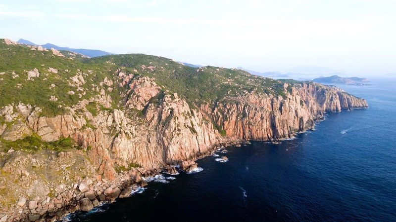 Bãi Đá Vách tọa xã Vĩnh Hải, huyện Ninh Hải, tỉnh Ninh Thuận. Nơi đây được bao quanh bởi những vách đá dựng đứng, tạo thành một bức tường thiên nhiên vững chãi, sừng sững giữa biển khơi. Ảnh dulichluhanh