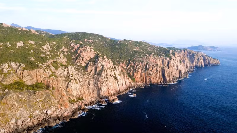 Bãi Đá Vách tọa xã Vĩnh Hải, huyện Ninh Hải, tỉnh Ninh Thuận. Nơi đây được bao quanh bởi những vách đá dựng đứng, tạo thành một bức tường thiên nhiên vững chãi, sừng sững giữa biển khơi. Ảnh dulichluhanh