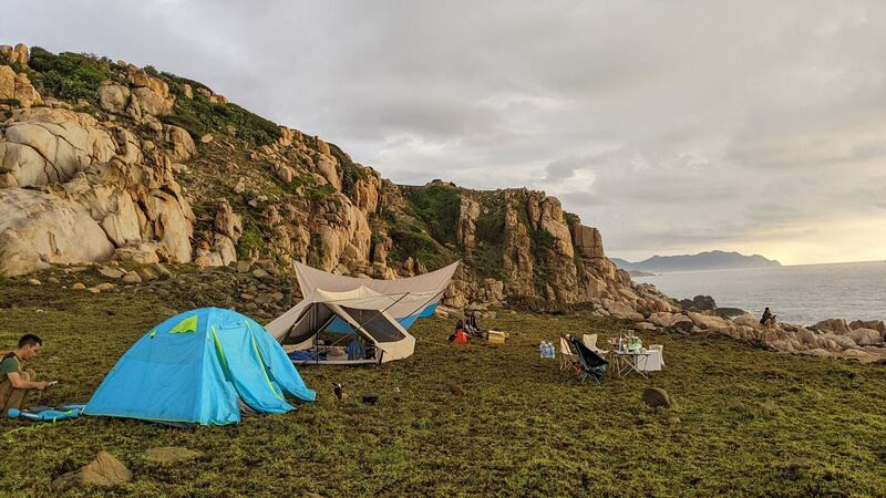 Nếu ang tìm kiếm một địa điểm để khám phá, trải nghiệm và tận hưởng không gian thiên nhiên hoang sơ, Bãi Đá Vách chắc chắn sẽ là điểm đến lý tưởng. Ảnh dulichluhanh