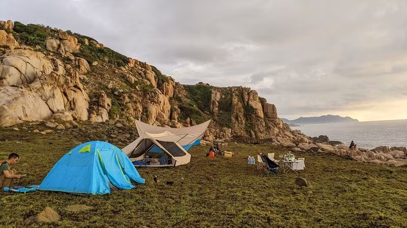 Nếu ang tìm kiếm một địa điểm để khám phá, trải nghiệm và tận hưởng không gian thiên nhiên hoang sơ, Bãi Đá Vách chắc chắn sẽ là điểm đến lý tưởng. Ảnh dulichluhanh