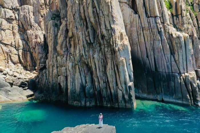 Những ai yêu thích mạo hiểm có thể thử leo lên những vách đá cao, từ đó ngắm nhìn toàn cảnh bãi biển và vịnh Vĩnh Hy đẹp đến ngỡ ngàng. Ảnh dulichluhanh