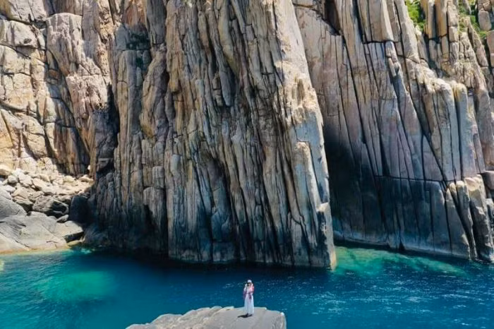 Những ai yêu thích mạo hiểm có thể thử leo lên những vách đá cao, từ đó ngắm nhìn toàn cảnh bãi biển và vịnh Vĩnh Hy đẹp đến ngỡ ngàng. Ảnh dulichluhanh