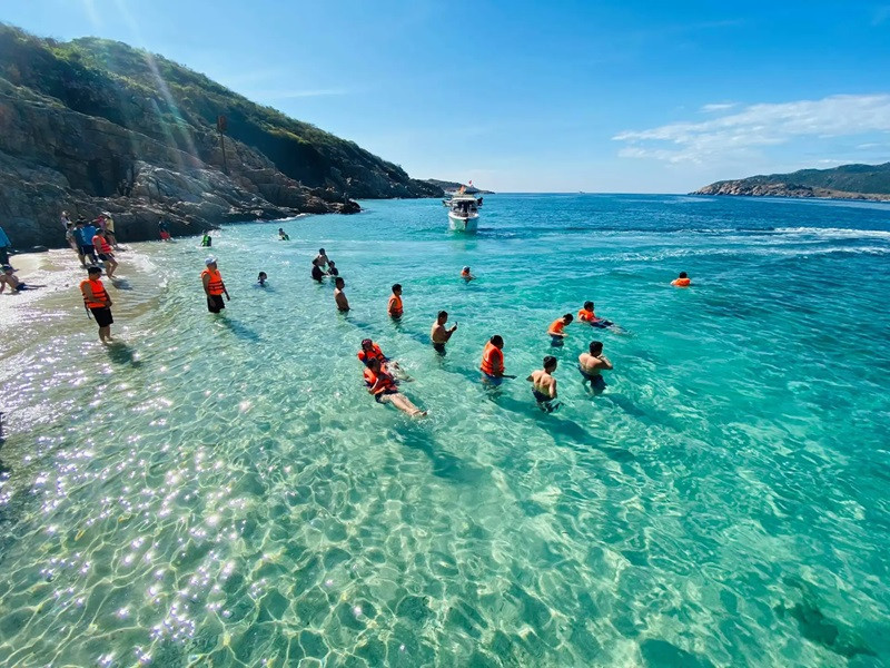 Vẻ đẹp hùng vĩ của những vách đá đứng sừng sững giữa biển trời bao la, kết hợp với làn nước trong xanh và hệ sinh thái biển phong phú, đã tạo nên một bức tranh thiên nhiên đầy ấn tượng và cuốn hút. Ảnh dulichluhanh