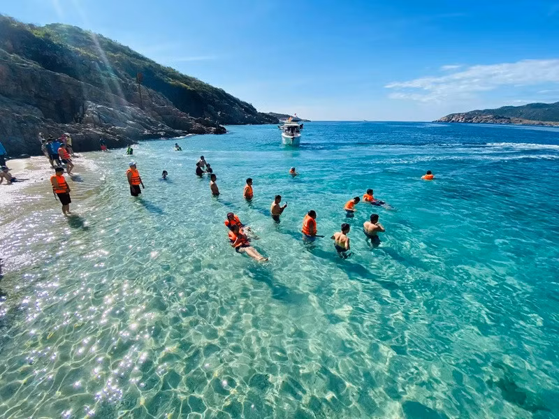 Vẻ đẹp hùng vĩ của những vách đá đứng sừng sững giữa biển trời bao la, kết hợp với làn nước trong xanh và hệ sinh thái biển phong phú, đã tạo nên một bức tranh thiên nhiên đầy ấn tượng và cuốn hút. Ảnh dulichluhanh