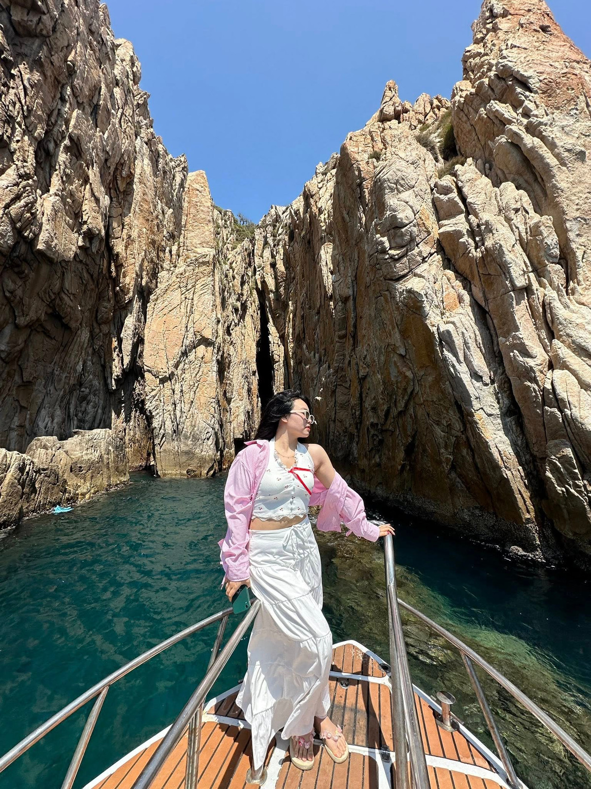 Ngoài ra, đây cũng là một trong những địa điểm lý tưởng để ngắm bình minh và hoàng hôn. Khi ánh sáng đầu tiên của mặt trời chiếu rọi lên những vách đá và mặt biển, Bãi Đá Vách hiện lên trong sắc vàng rực rỡ, tạo nên một bức tranh thiên nhiên huyền bí và thơ mộng. Cảnh tượng hoàng hôn cũng không kém phần ấn tượng, khi mặt trời lặn dần xuống phía chân trời, nhuộm đỏ cả một vùng biển bao la. Ảnh Crystal Bay